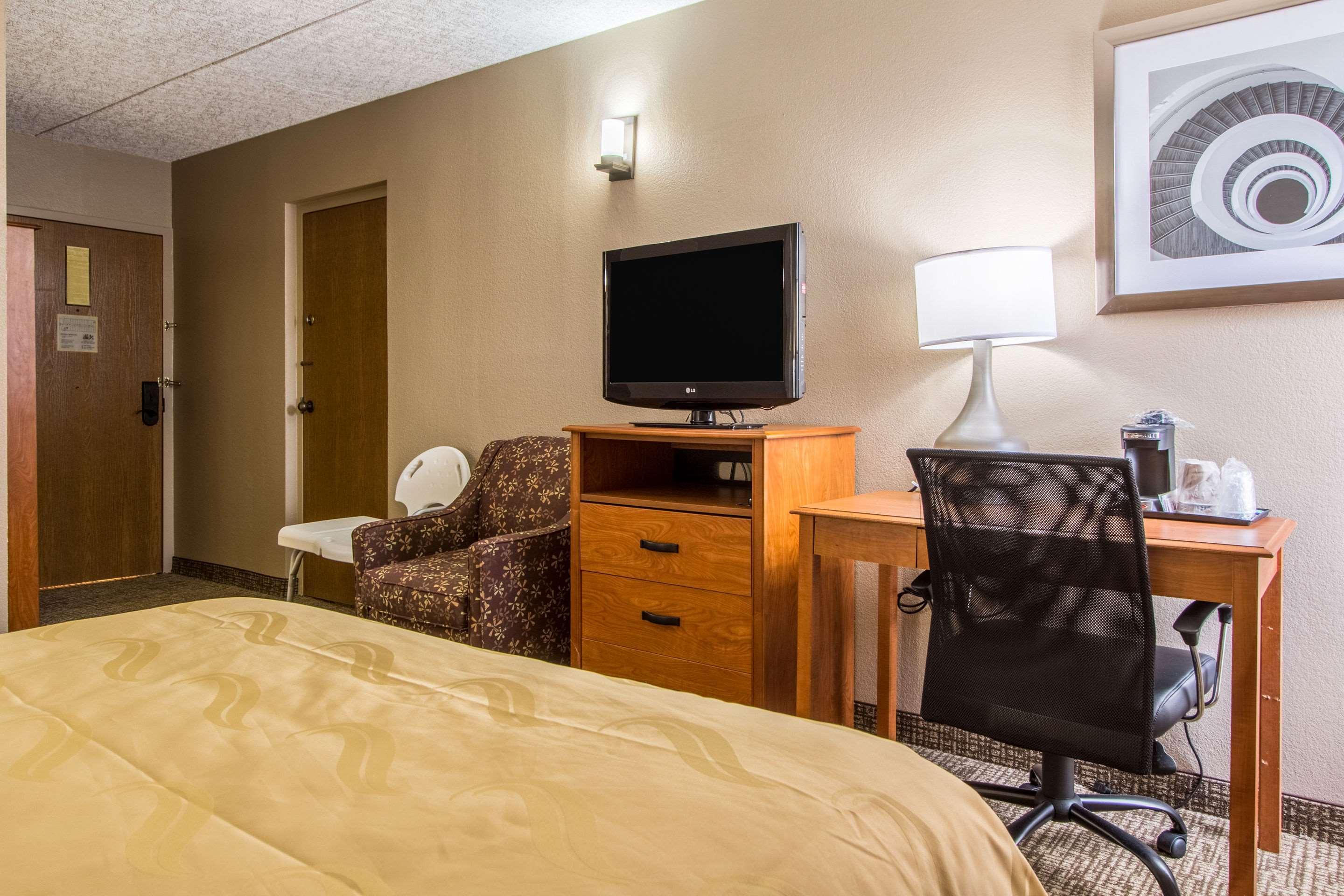 Econo - Cleveland East Hotel