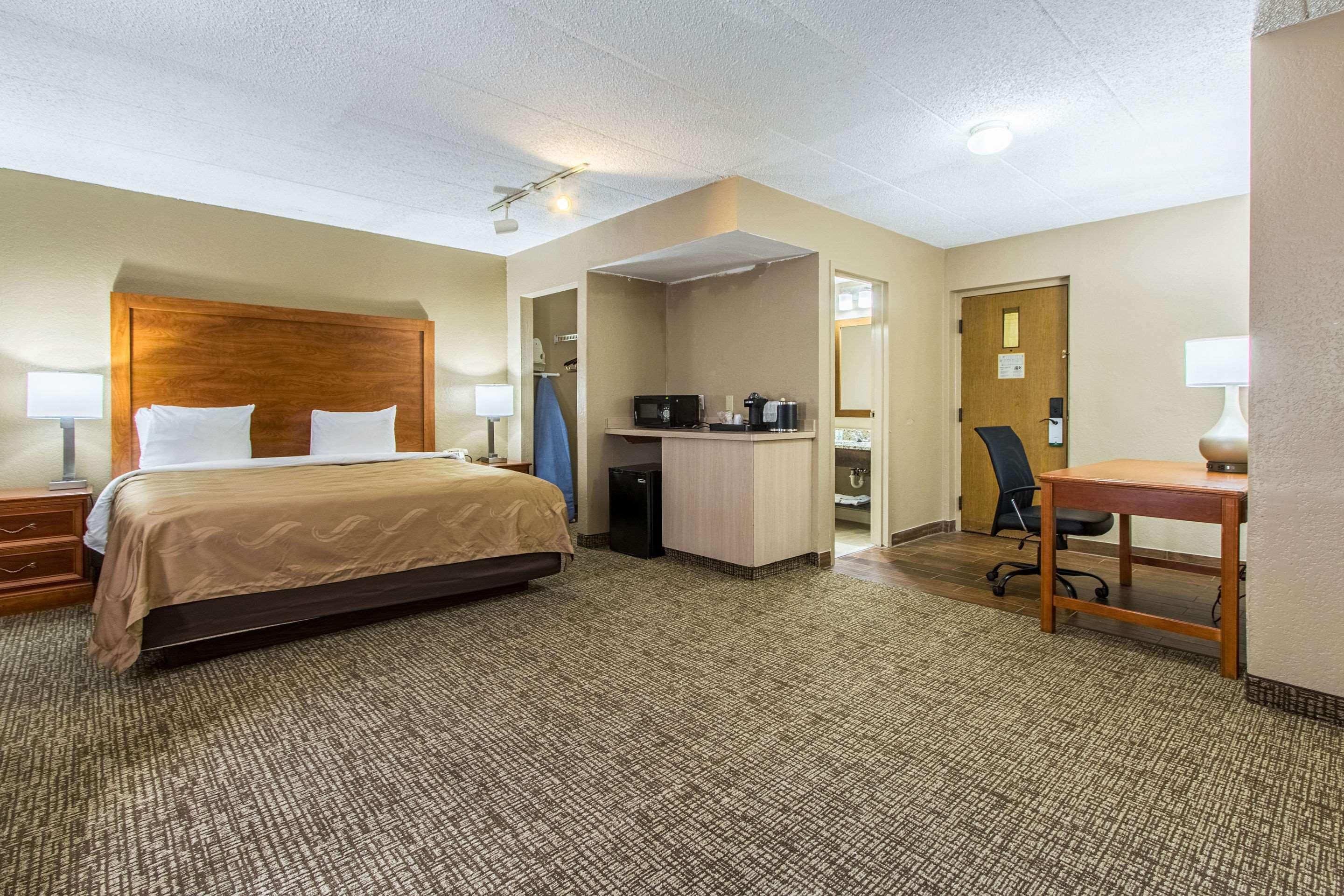Econo - Cleveland East Hotel 2*