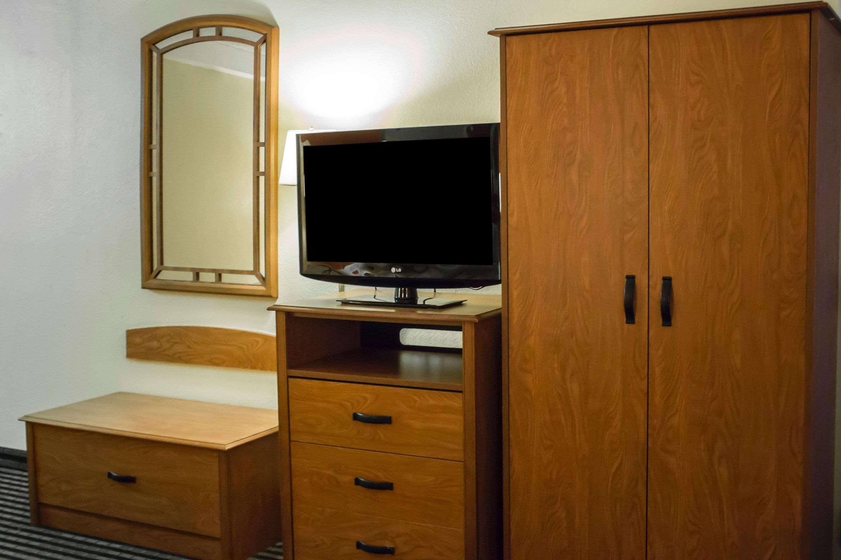 Hotel Econo - Cleveland East 2*
