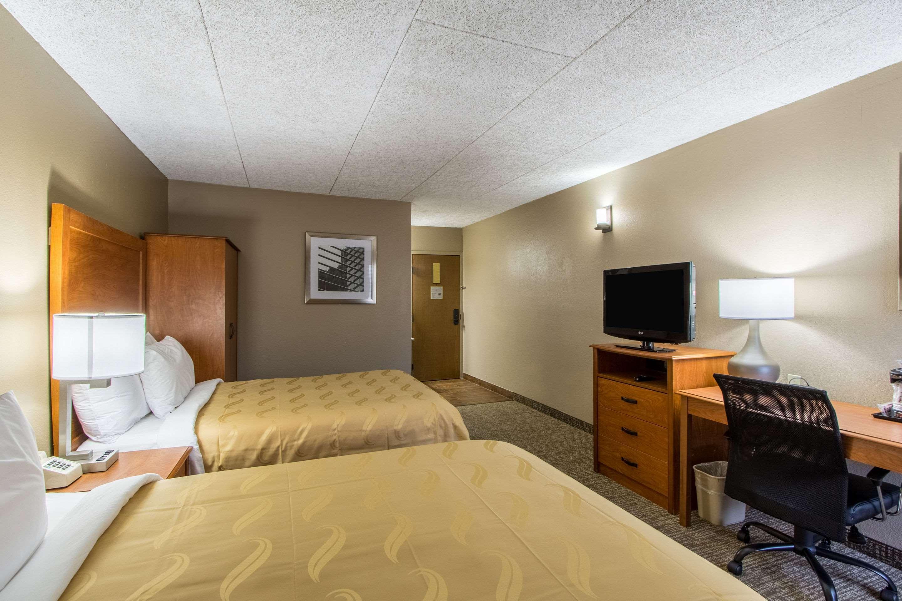 Econo - Cleveland East Hotel