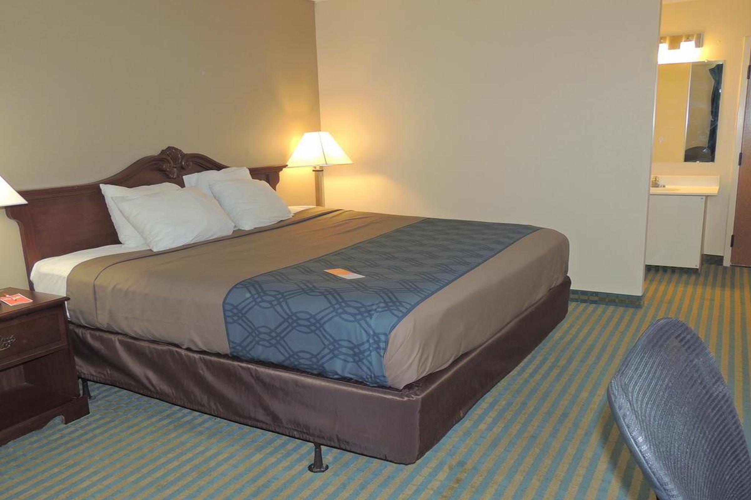 Econo - Cleveland East Hotel 2*