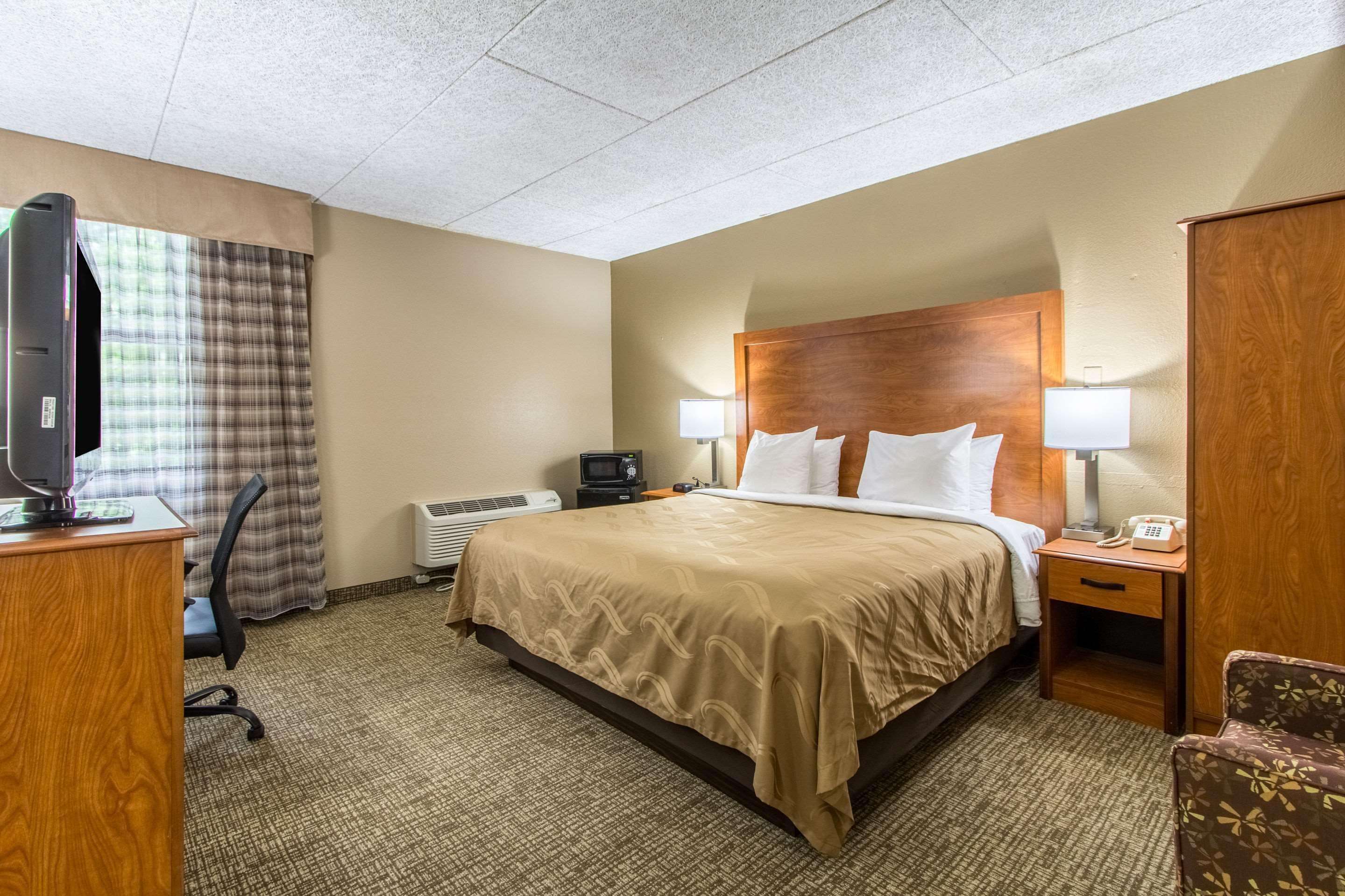 Econo - Cleveland East Hotel