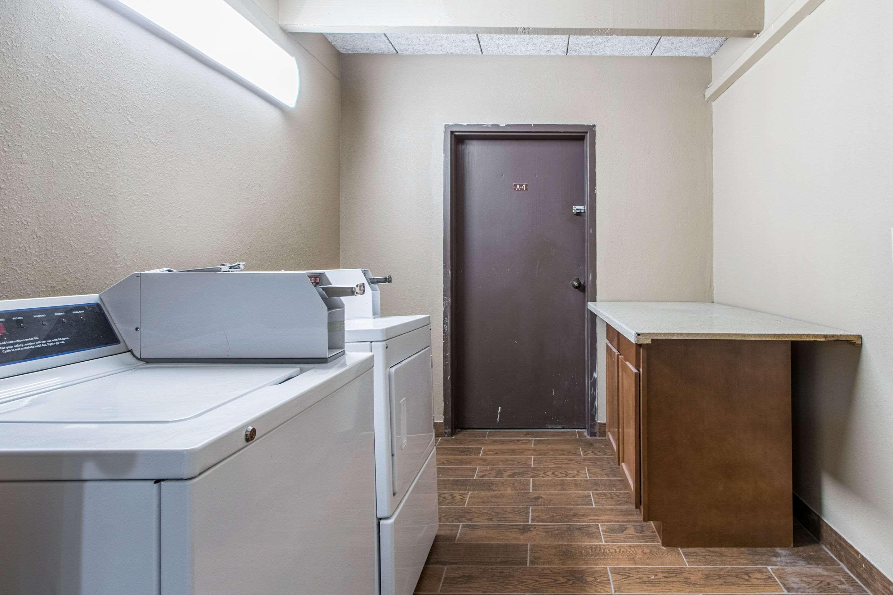 Hotel Econo - Cleveland East
