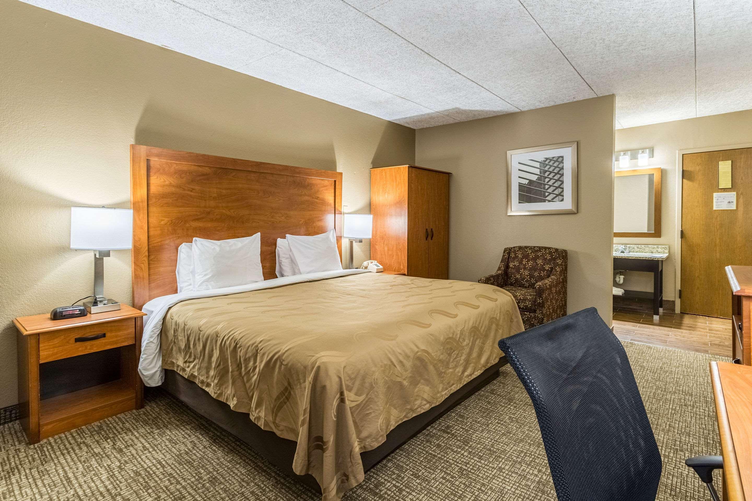 Econo - Cleveland East Hotel