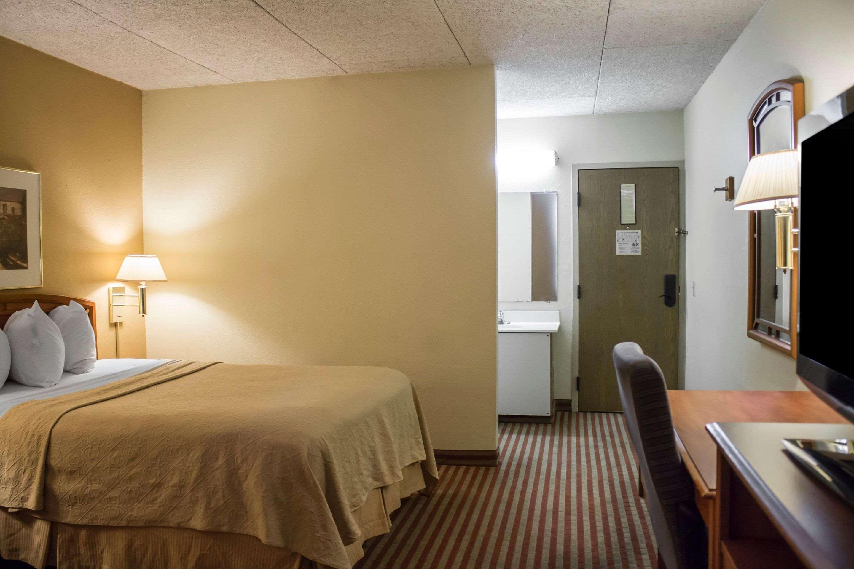 Hotel Econo - Cleveland East