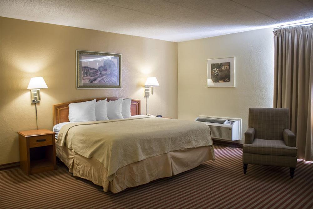 Econo - Cleveland East Hotel