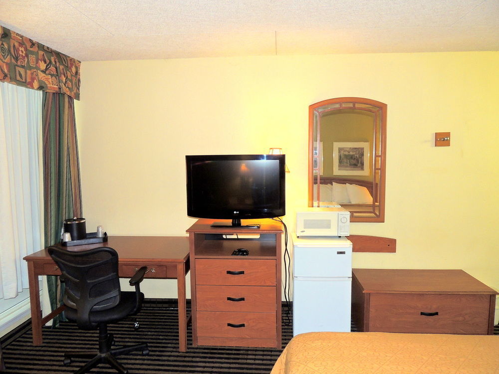 Econo - Cleveland East Hotel