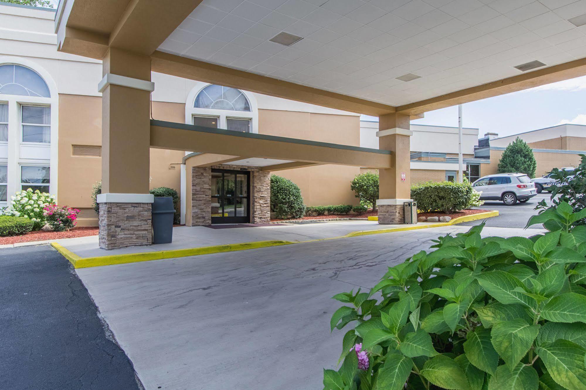 Econo - Cleveland East Hotel